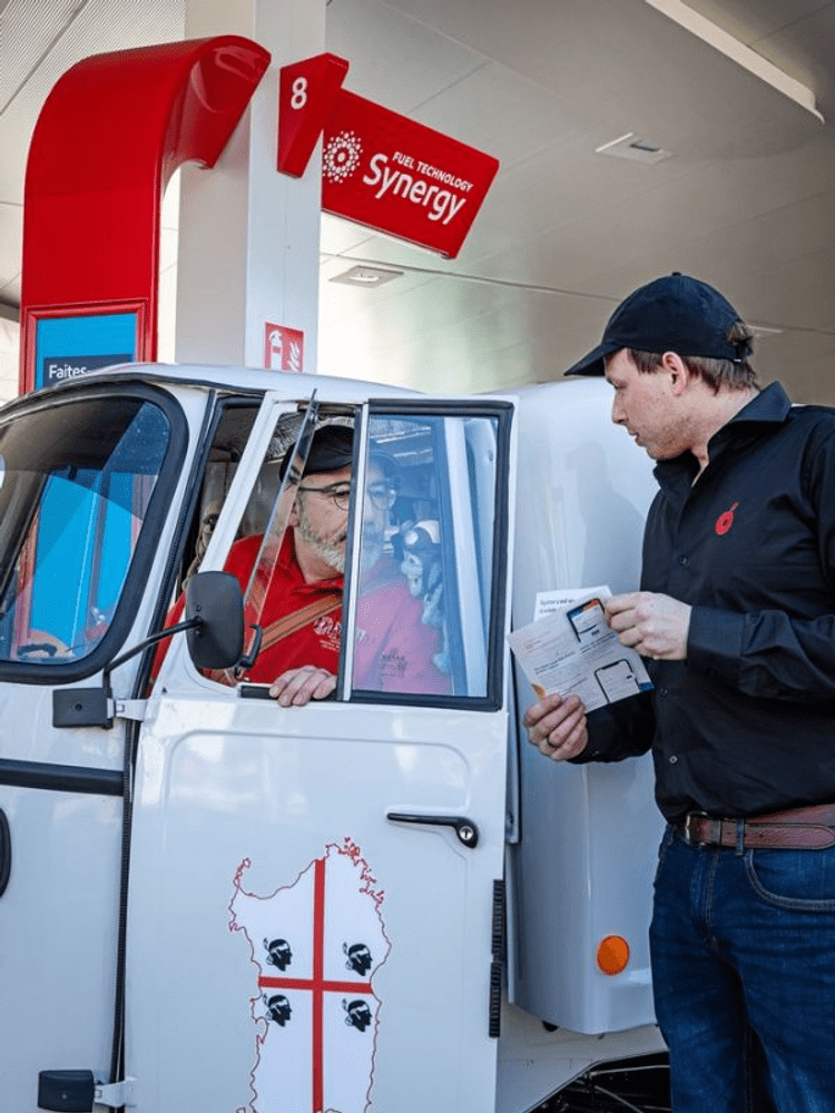 tanken en uitleg krijgen