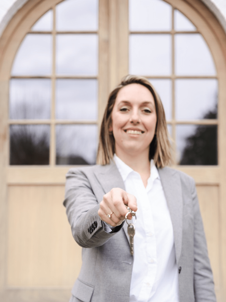 Nina Bruno persoon met sleutel