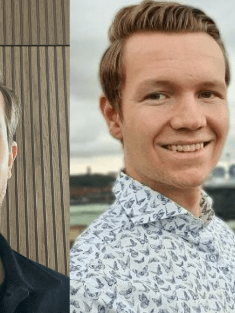 Albin och Jakob ler mot kameran