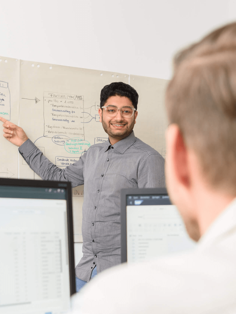 Ein SAP-TM-Profi bei prismat erklärt Transportprozesse an einem Flow Chart