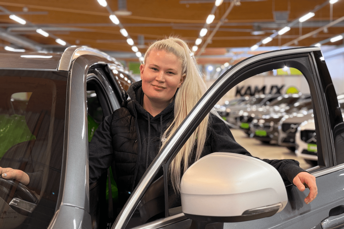 Kuvassa Kamuxin vastuumyyjä Emilia