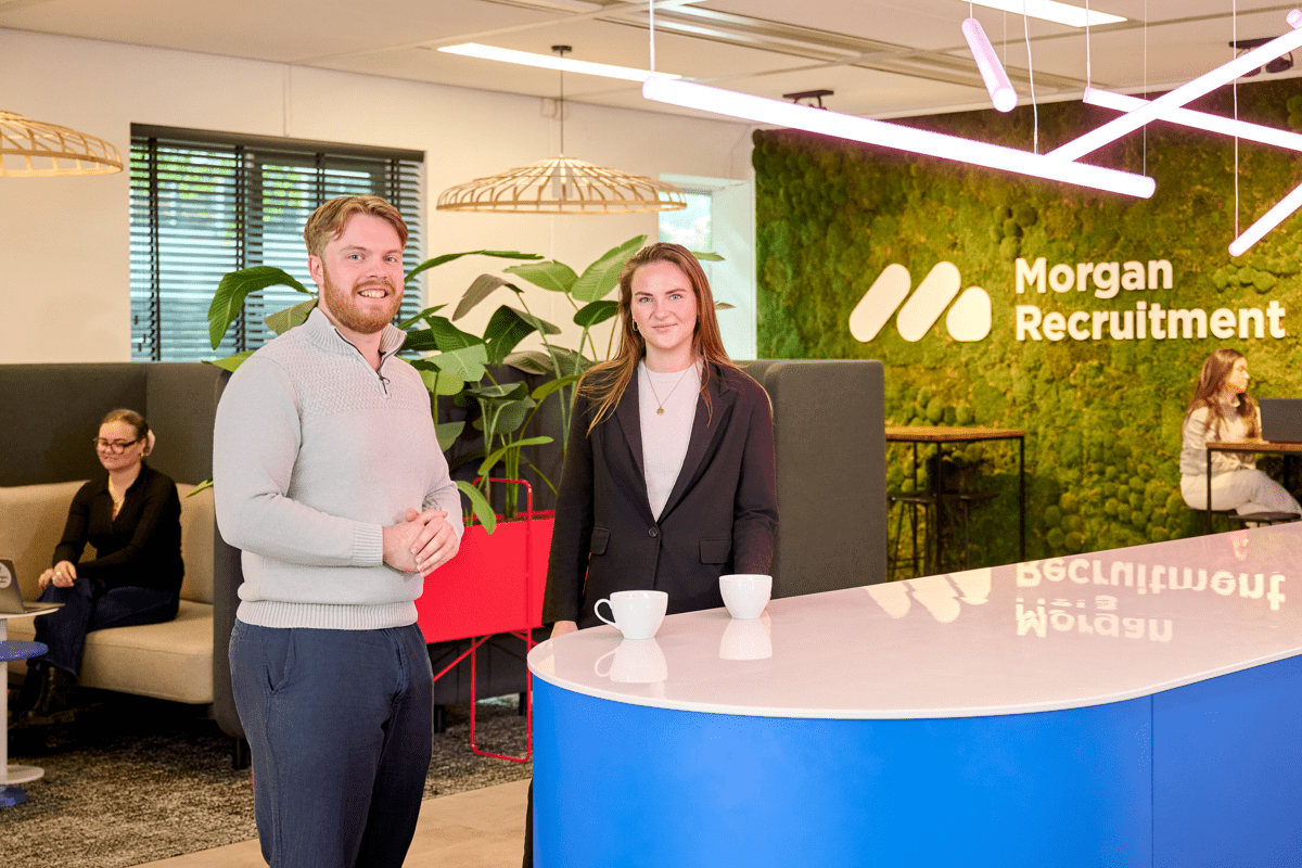 Je ziet een deel van het team, consultants, marketing en corporate van Morgan Recruitment Group op locatie amsterdam