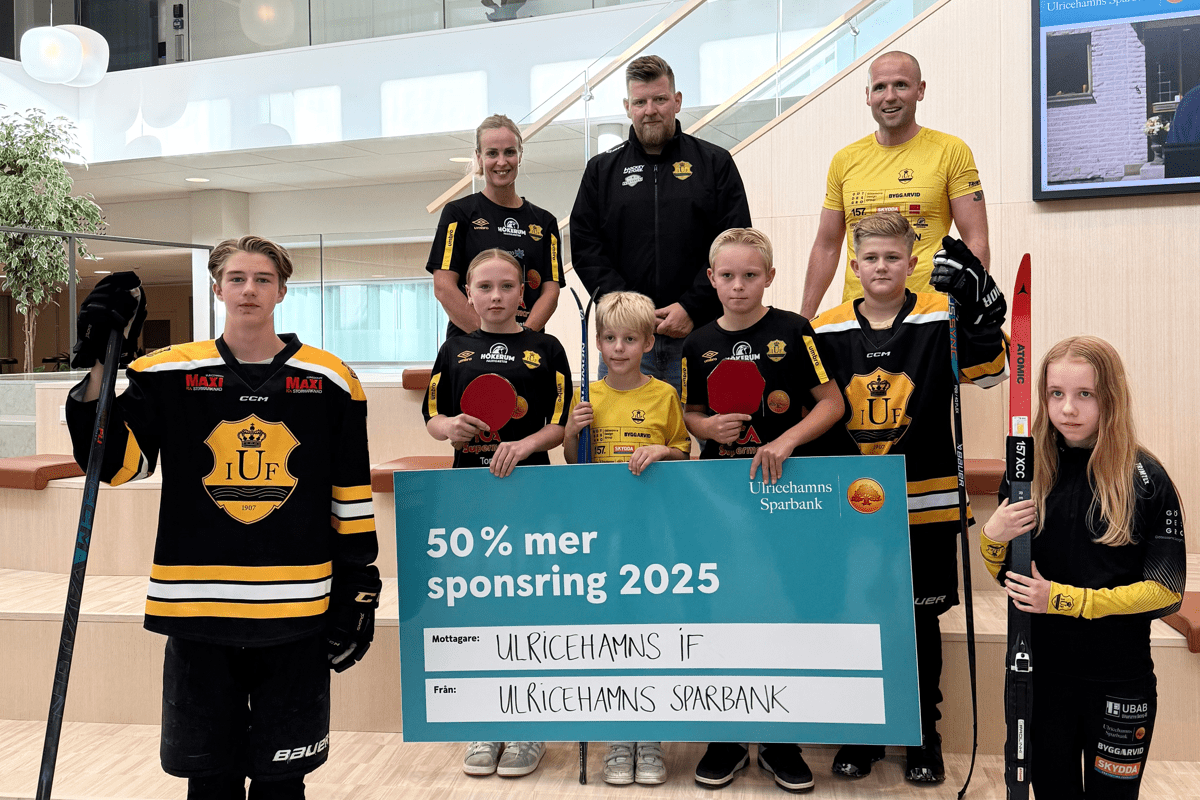 hockeyspelare i mötesplatsen, håller i en sponsringsskylt