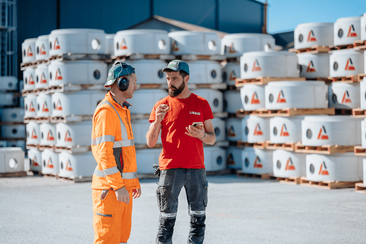 Collaborateurs industrie qui discutent | LIBAUD