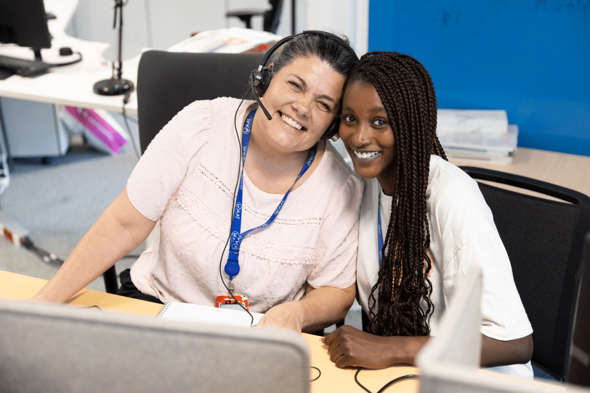 Photo de deux collaboratrices WAAT