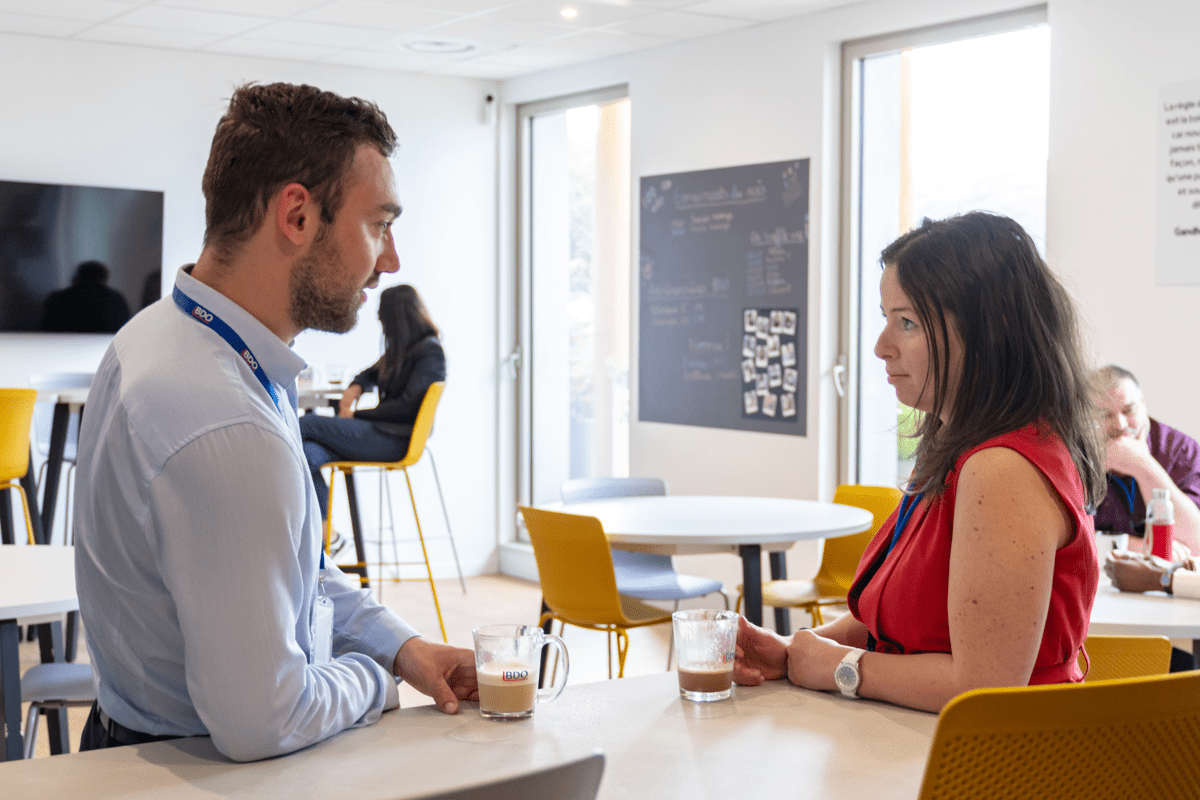 Des collaborateurs de BDO Grenoble en train de discuter
