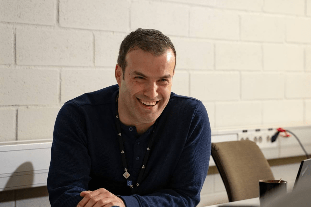 Skrattande man i möte 