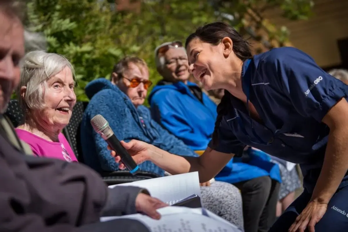 En kund sjunger med i en allsång