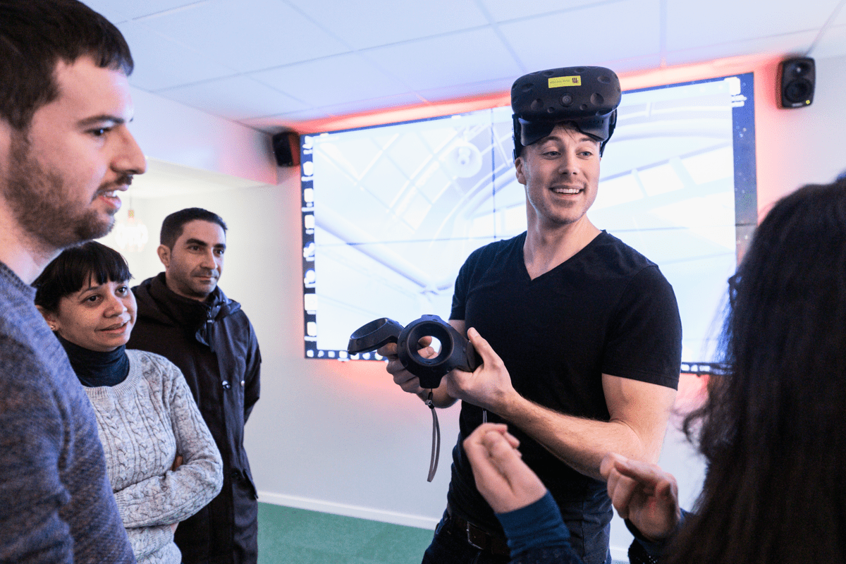Kollegor som testar VR