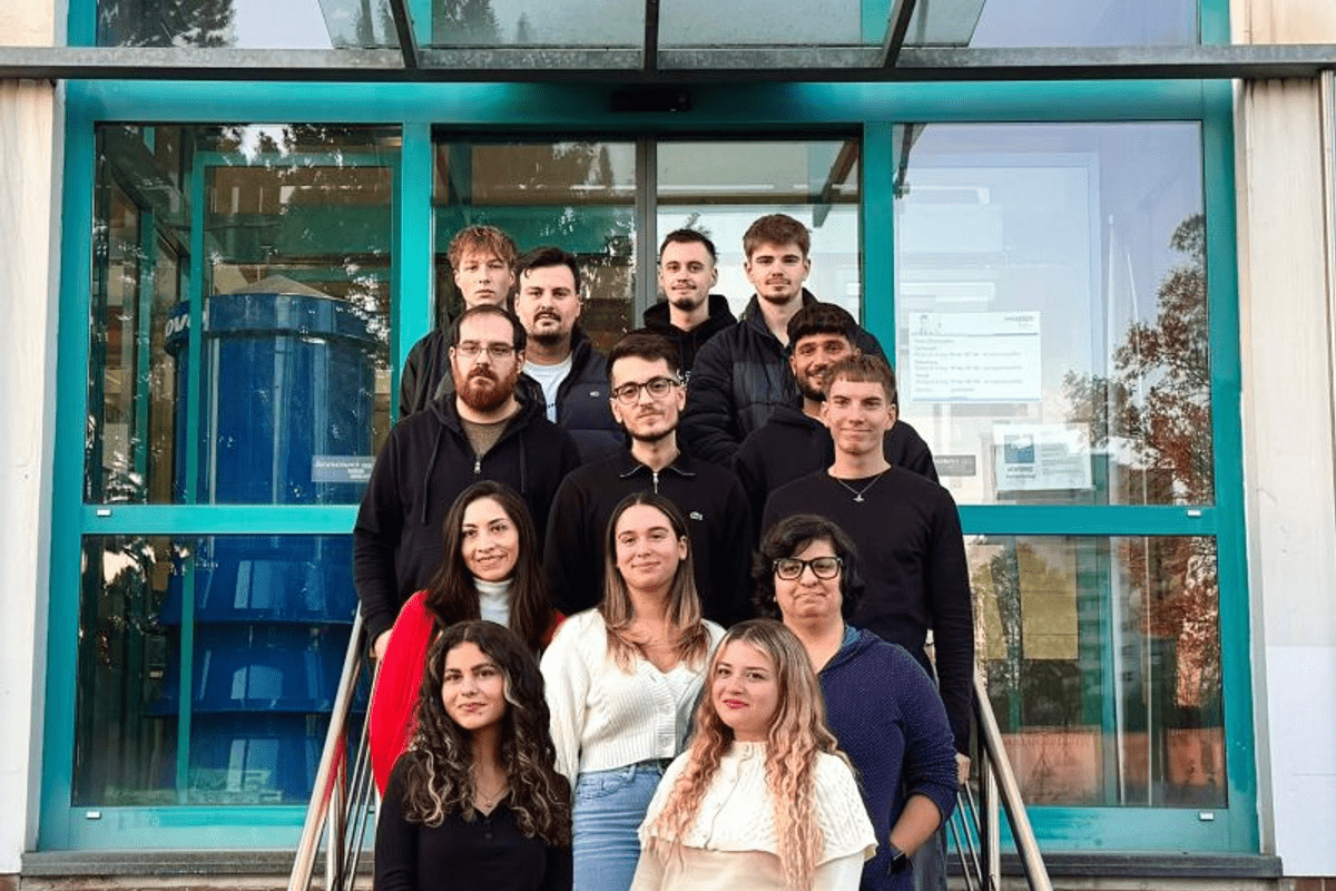 viele Menschen stehen für ein gruppenfoto auf einer Treppe