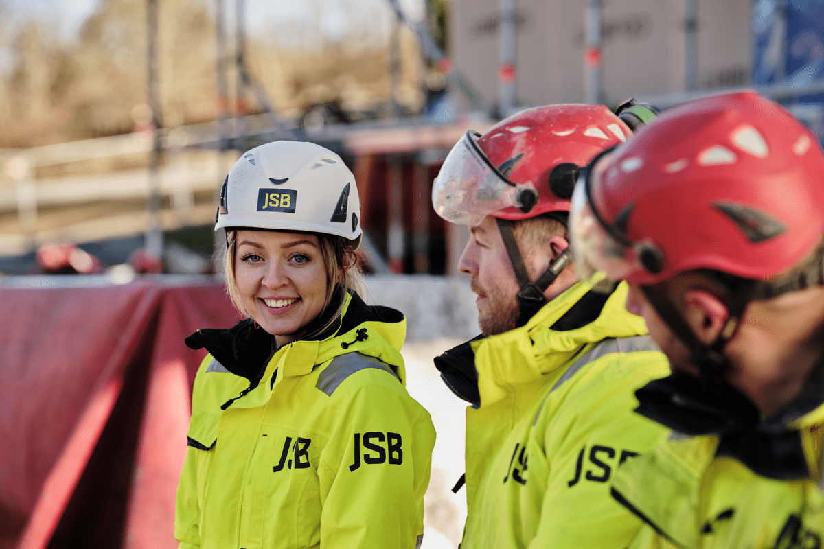 Glad byggtjej
