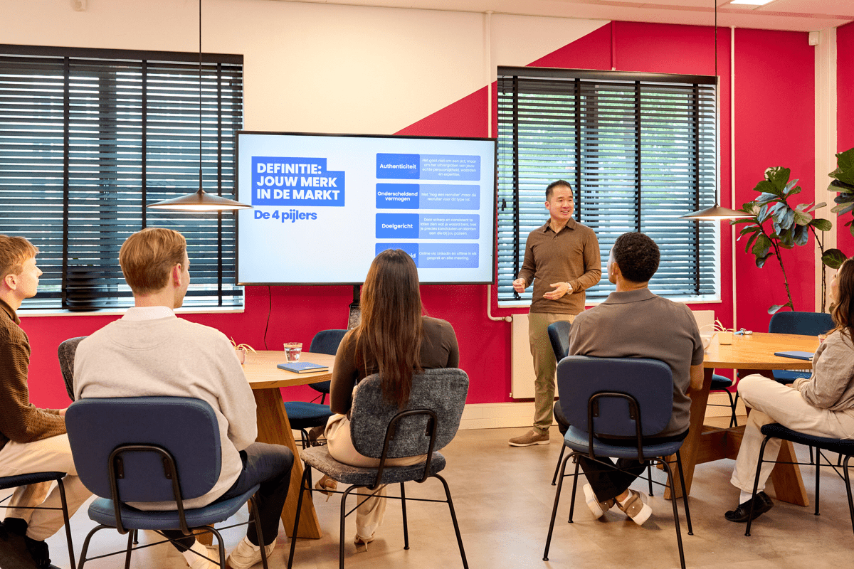 Een groep consultants krijgt training over branding en marketing tijdens hun traineeship in amsterdam