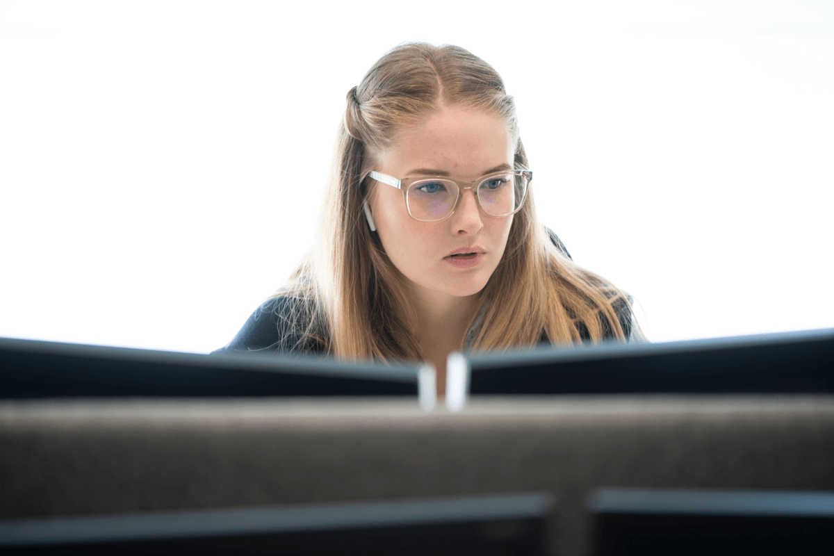 Kvinna tittar på sin datorskärm