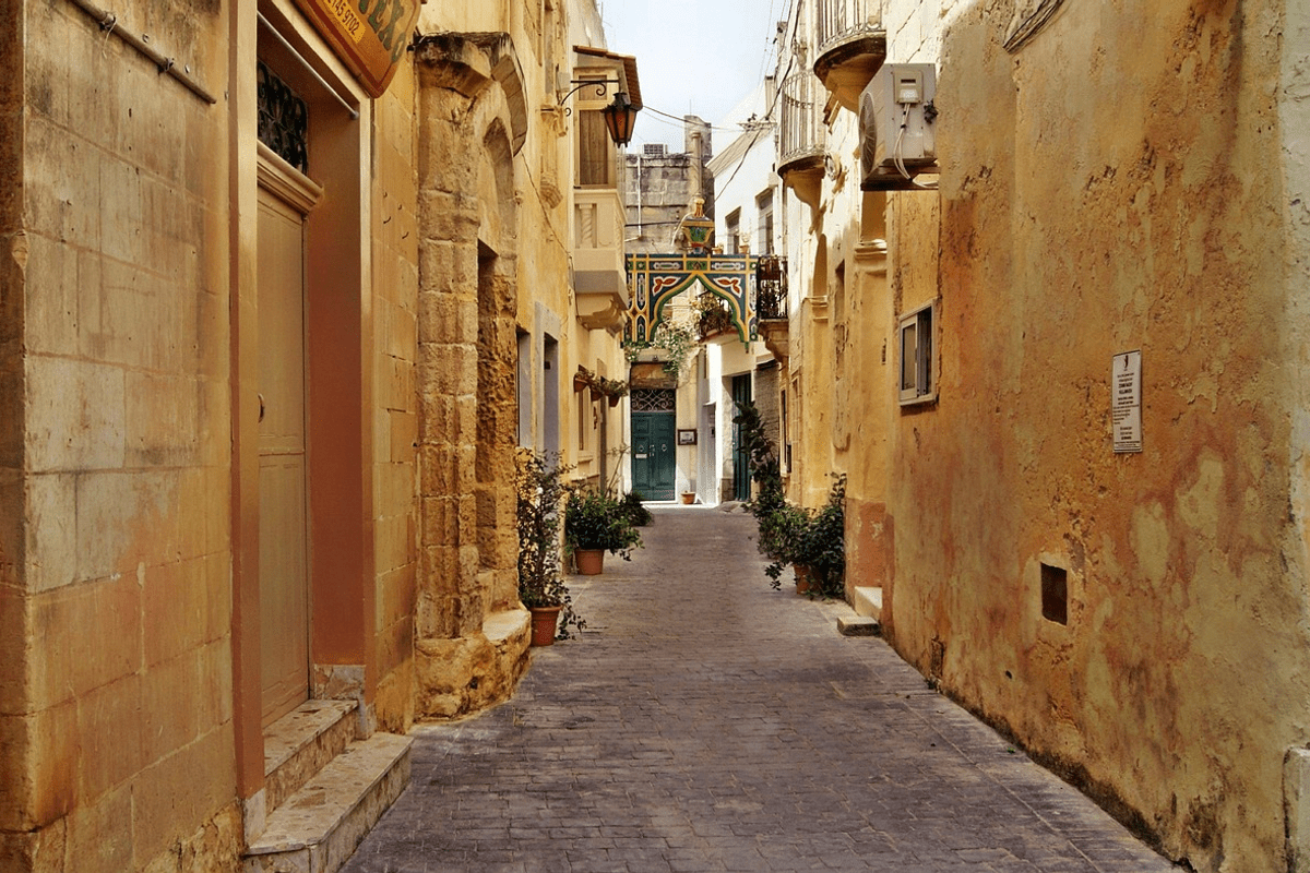 A picture of a narrow side street in the historic town of Tarxien
