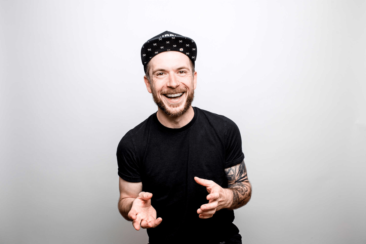 Profilbild vom Geschäftsführer bei smart and agile mit schwarzem T-Shirt und Kappe