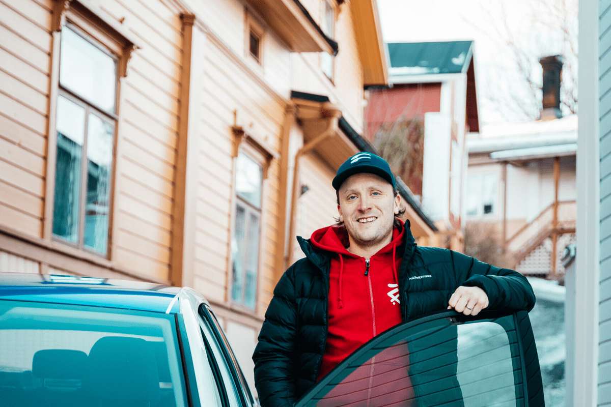 Opettaja Epic Autokoulun auton vierellä