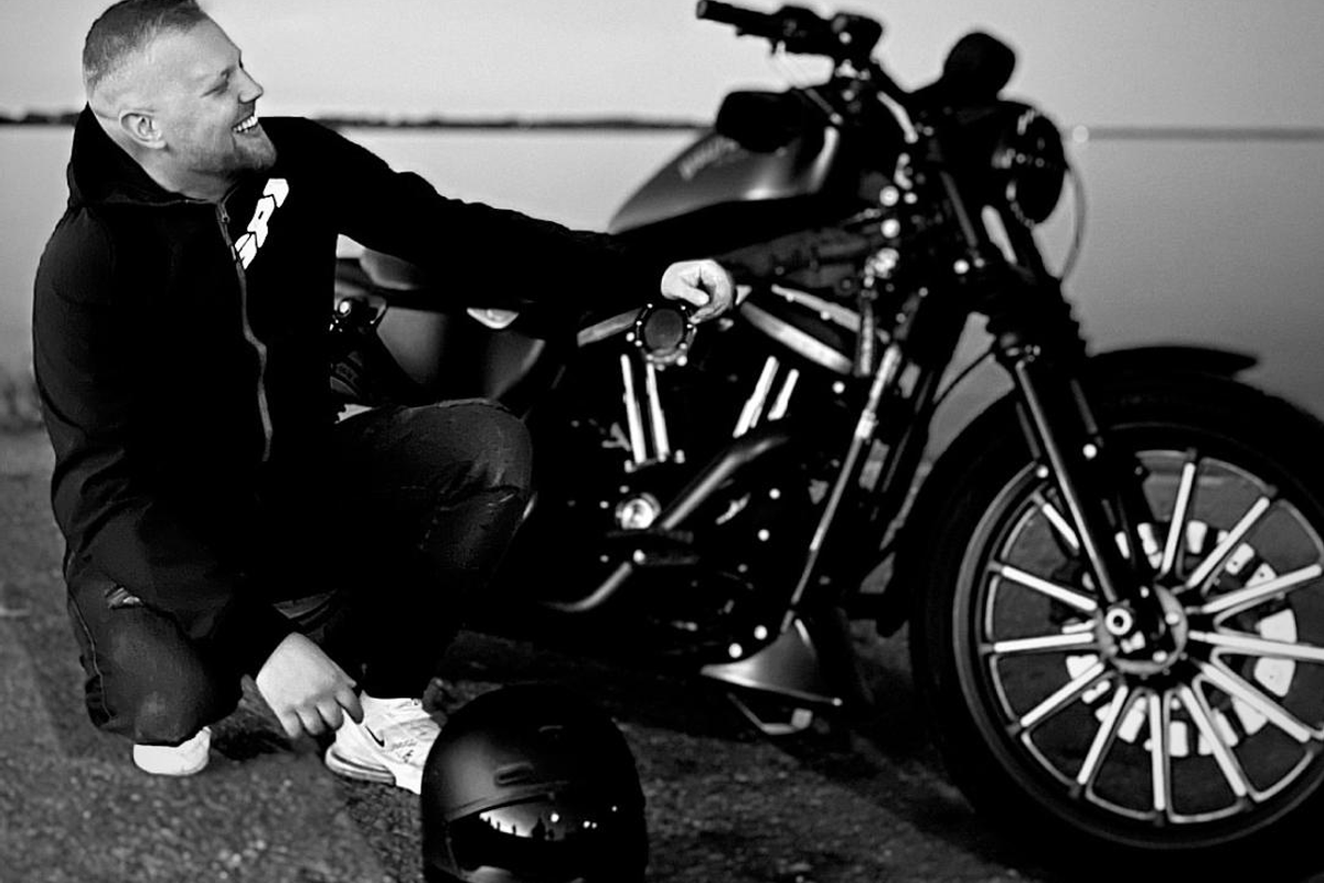 Tuomas moottoripyöränsä vieressä