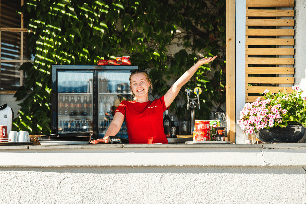 Jobba i bistron eller restaurangen på våra campingar på First Camp