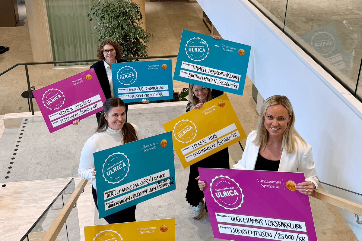 personer som är glada och håller upp skyltar med beviljade ulricabidrag