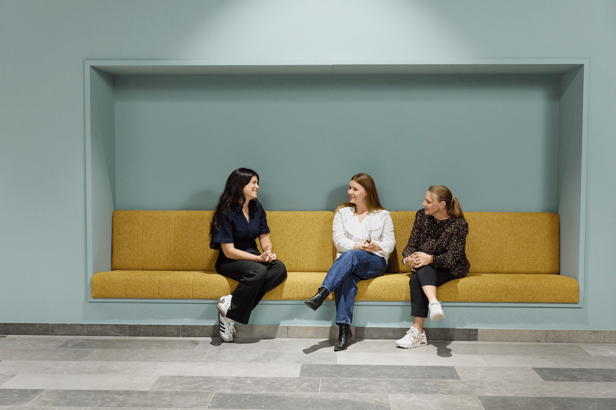 casual meeting hub1 women