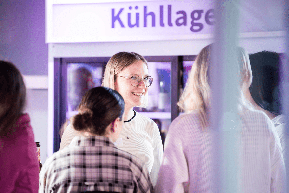 Mehrere prismat-Kolleginnen beim Austausch in der Kaffee- und Teeküche in Dortmund