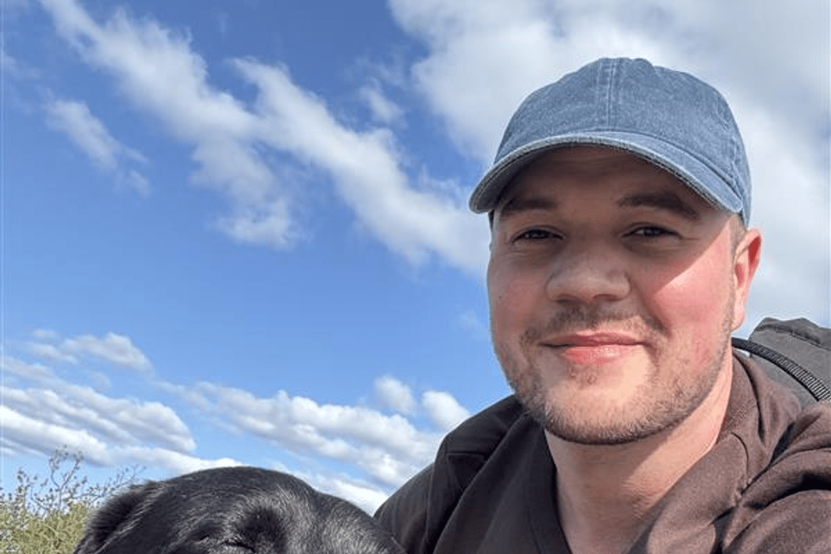 Kuvassa Aku Korpela ja etualalla hänen koiransa