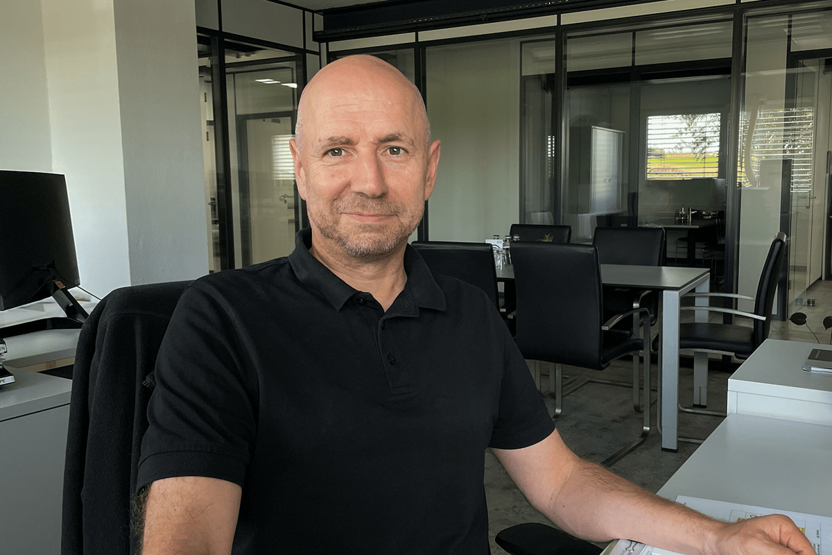 Mitarbeiter sitzt an seinem Arbeitsplatz im Büro