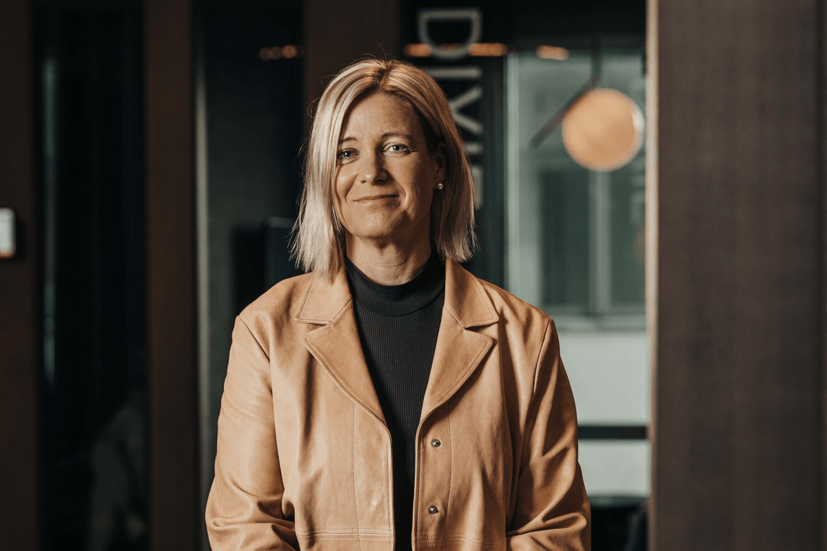 Kvinna sitter på stol i kontorslandskap