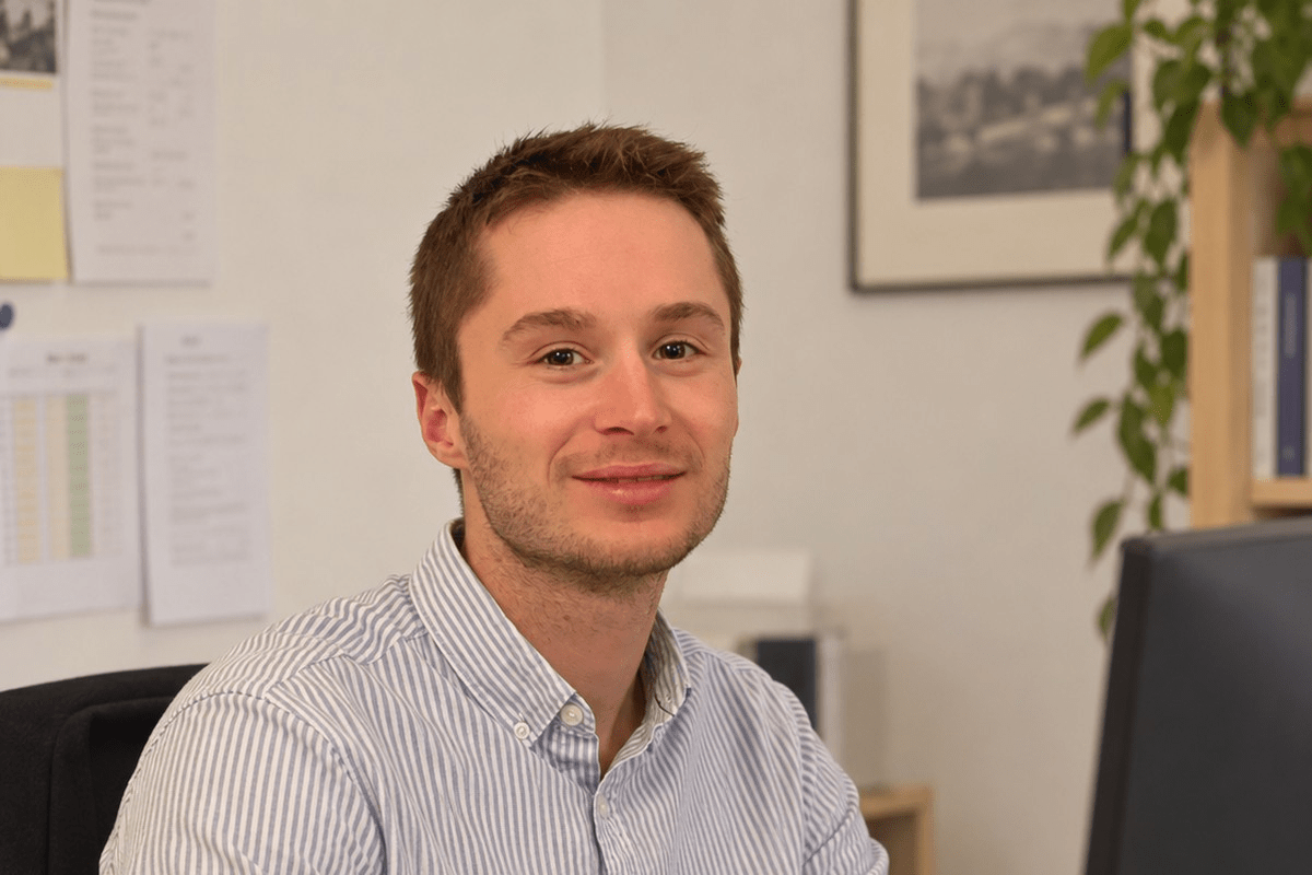 Mathieu G., chargé de mission ergonomie, à son poste au siège du Réseau AUXI'life