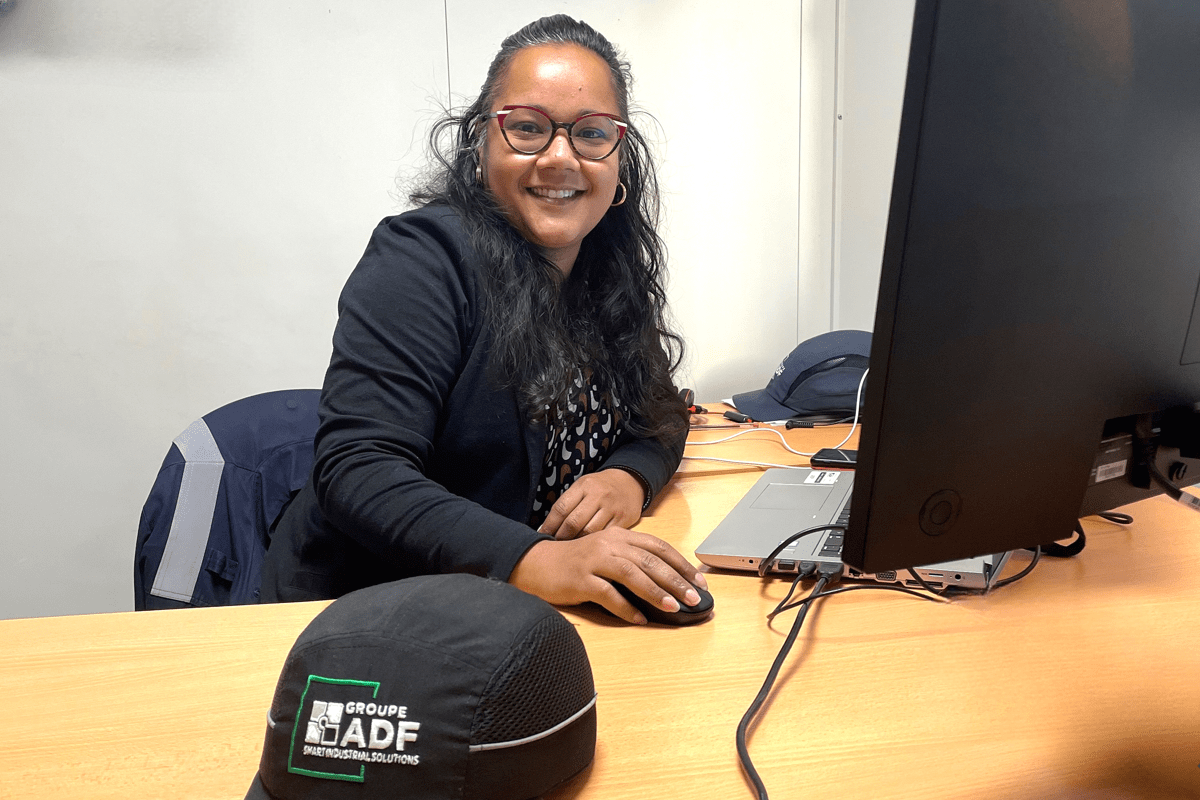 Portrait d’une salariée ADF derrière un ordinateur, dans le cadre d’un témoignage professionnel.