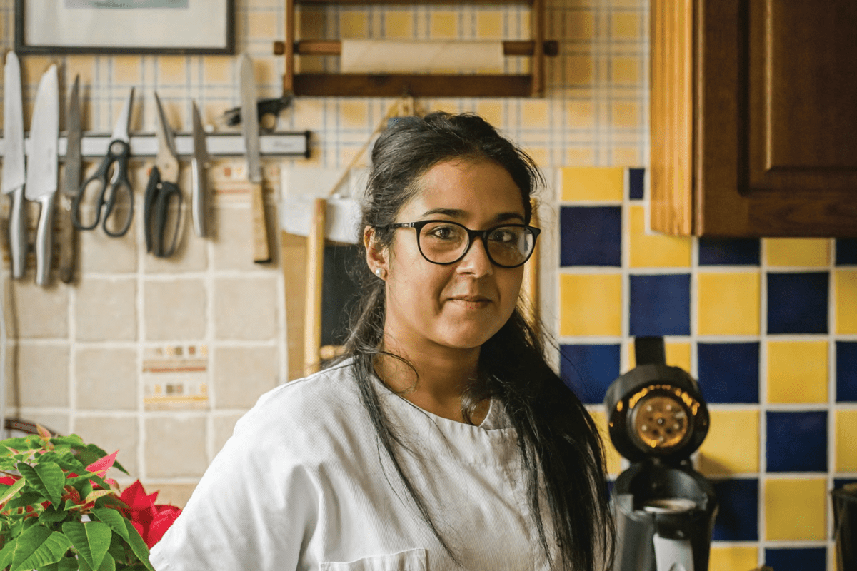 Une auxiliaire de vie dans la cuisine d'un domicile accompagné