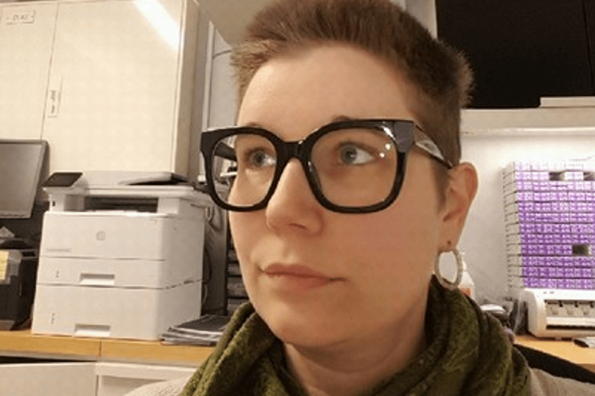 Porträtt på kvinnlig optiker