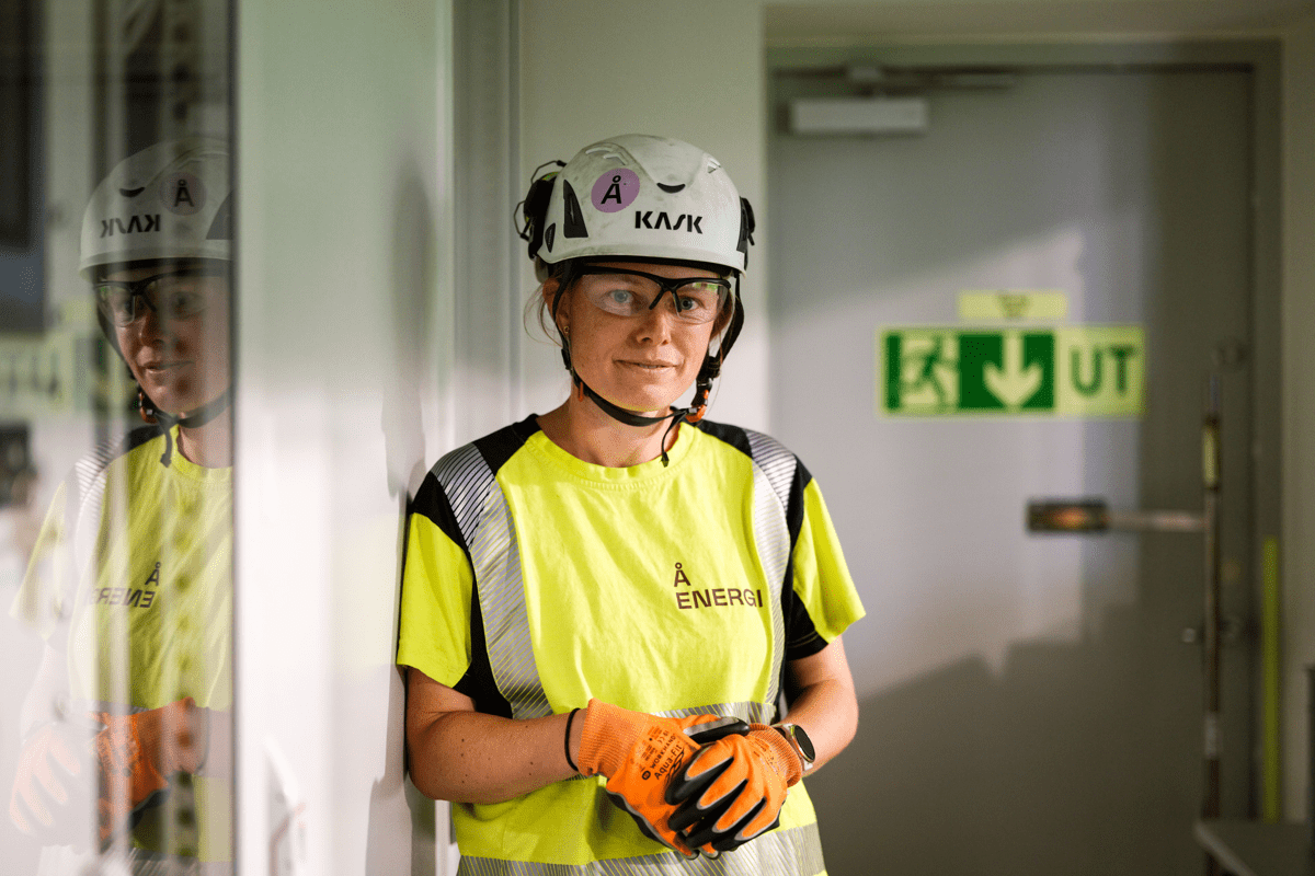 Kvinne, verneklær, inne