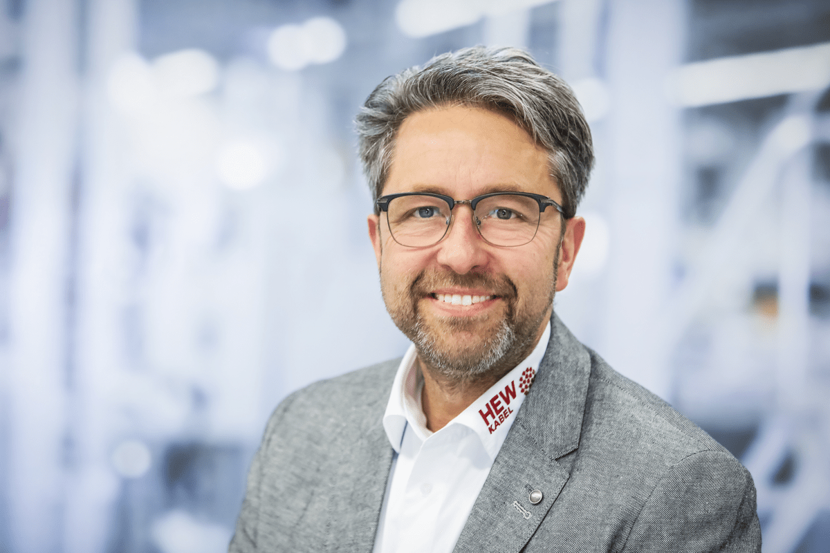 Der Ausbildungsleiter schaut in die Kamera.