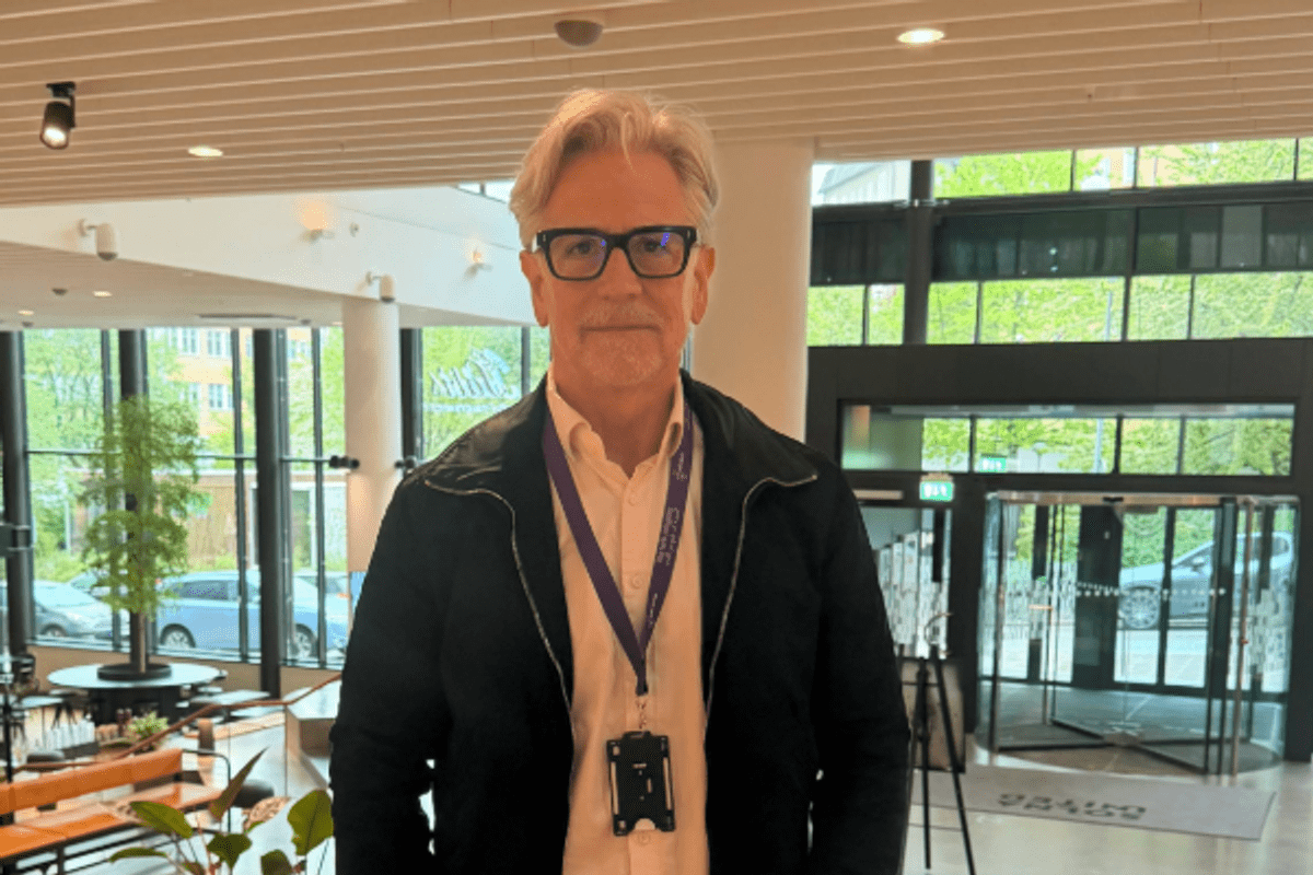 Bild på man med glasögon i kontorsmiljö.