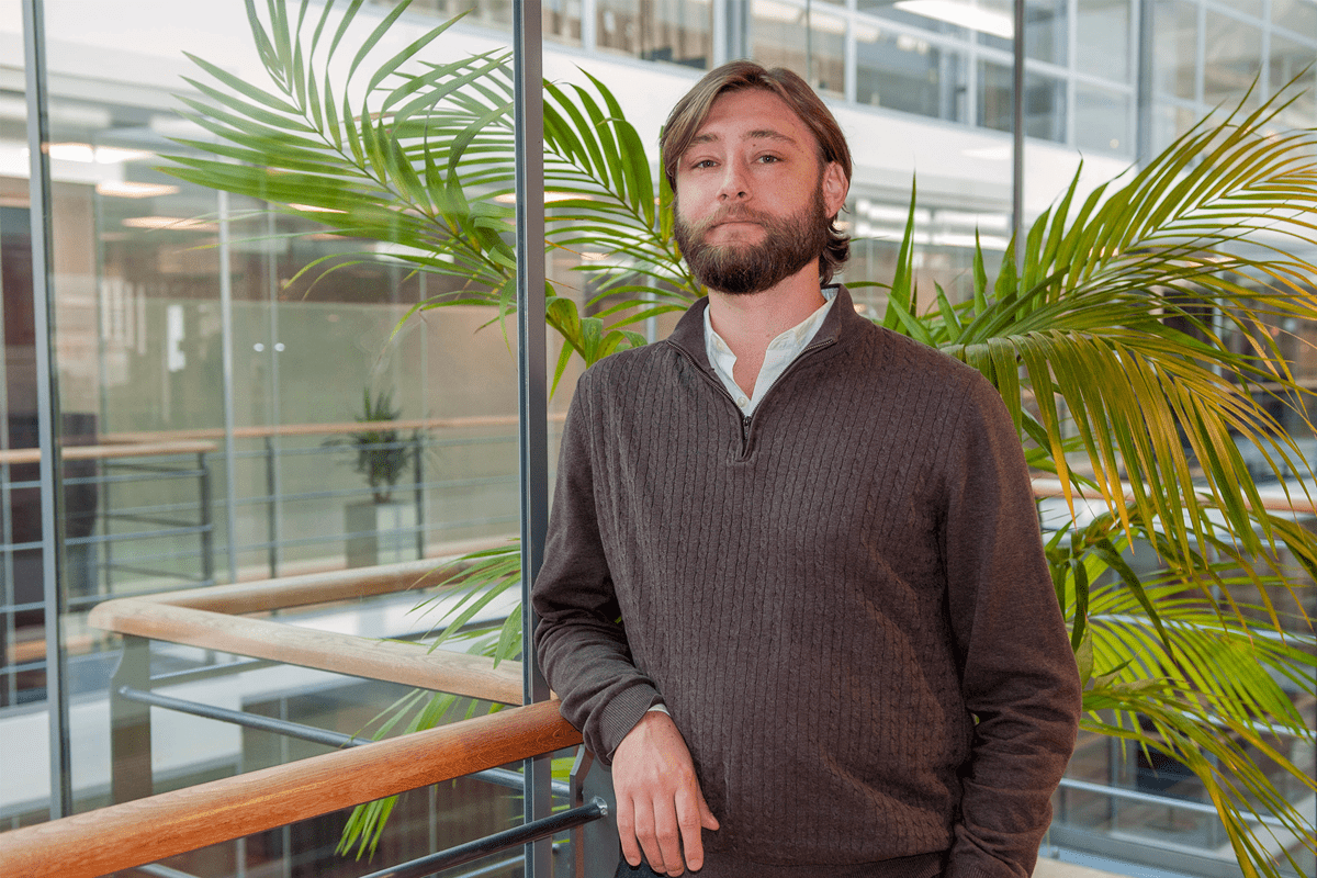 Man står vid räcke i kontorsmiljö.