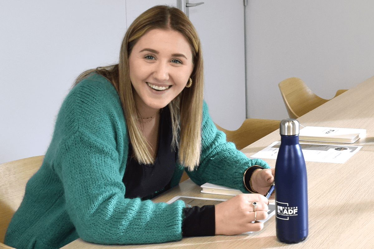 Portrait d'Océane Thuy, collaboratrice du Groupe ADF, assise à une table de réunion