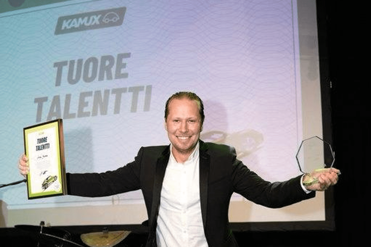Kuvassa Arttu Heikka vastaanottamassa "Tuore talentti"-palkinnon