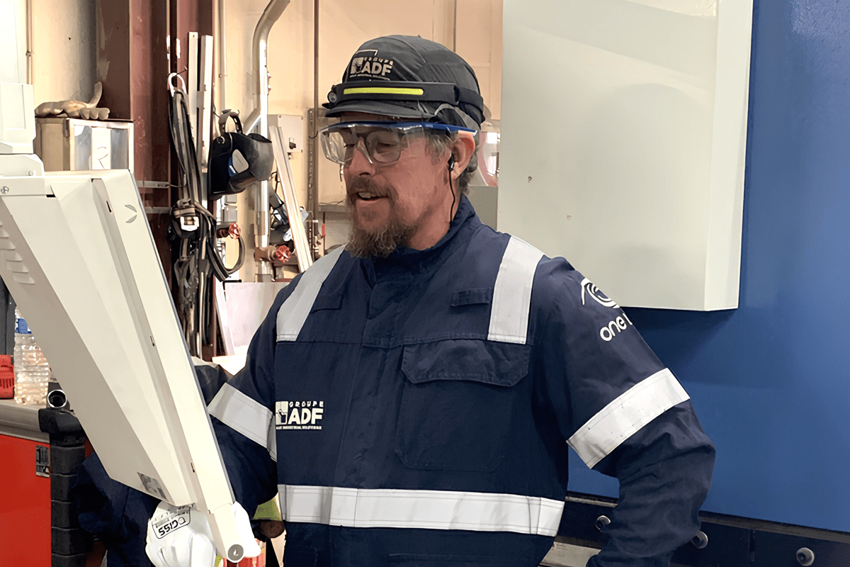 Portrait de la personne qui livre un témoignage, salarié ADF sur site industriel devant une plieuse.