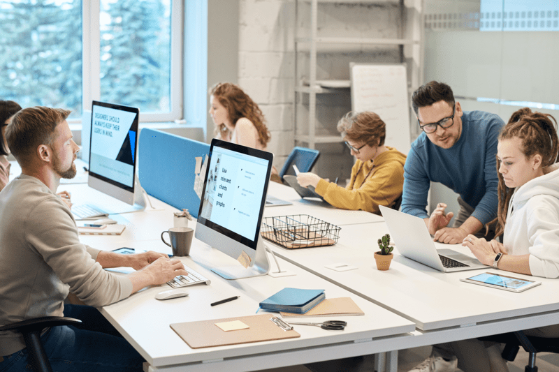 English Editor (m/f/d) 100% image