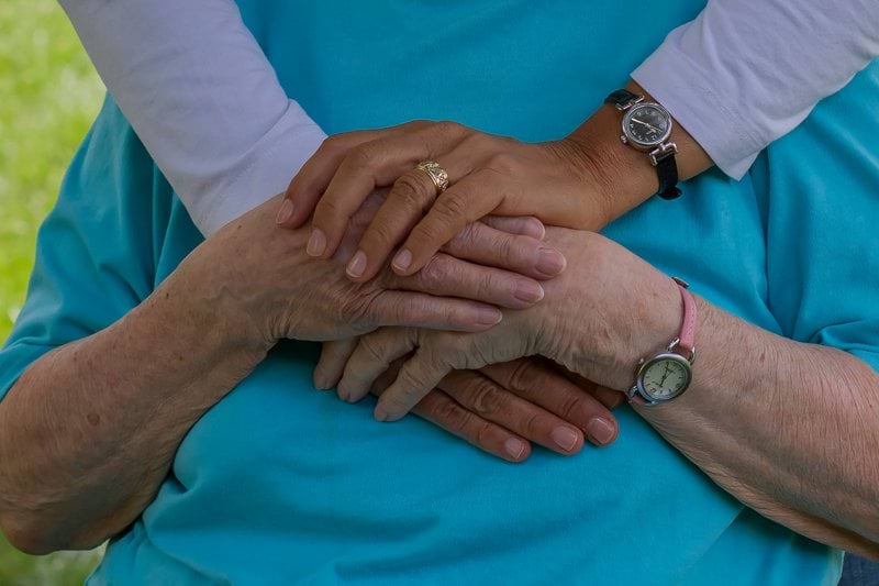 Omtänksam undersköterska inom hemtjänsten image