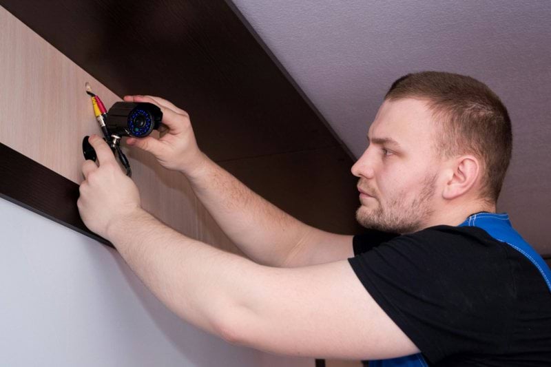 Sähkö- ja automaatioasentaja turvajärjestelmien pariin image