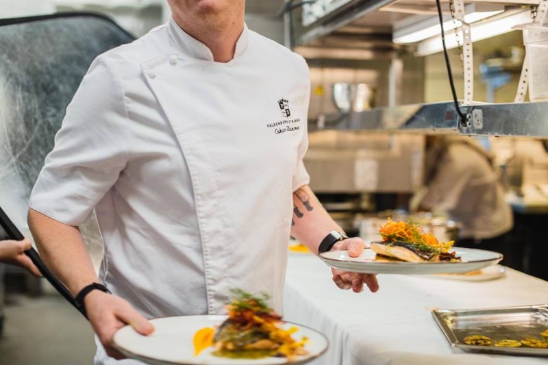 Morgonpigg kock till frukosten på Ystad Saltsjöbad image