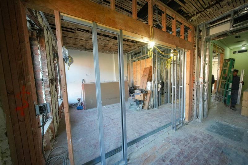 Purkutyöntekijöitä linjasaneeraustyömaalle image