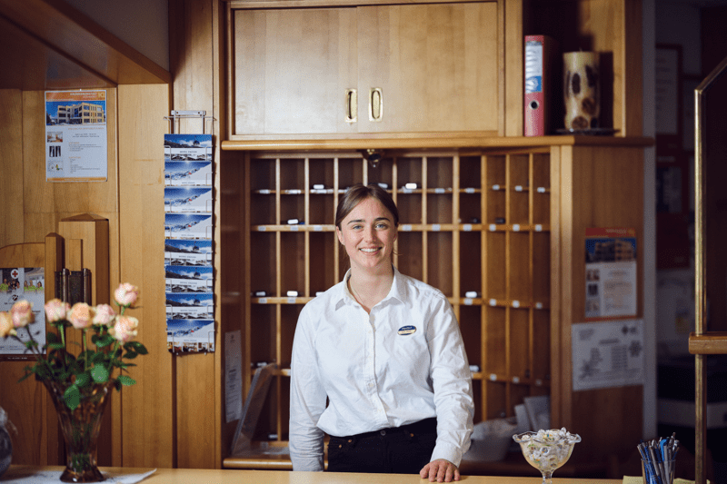 Receptionist 26/27 image