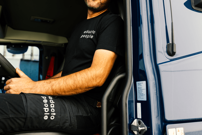 Serviceinriktad chaufför för budbil – leverera tryggt och professionellt🚚 image