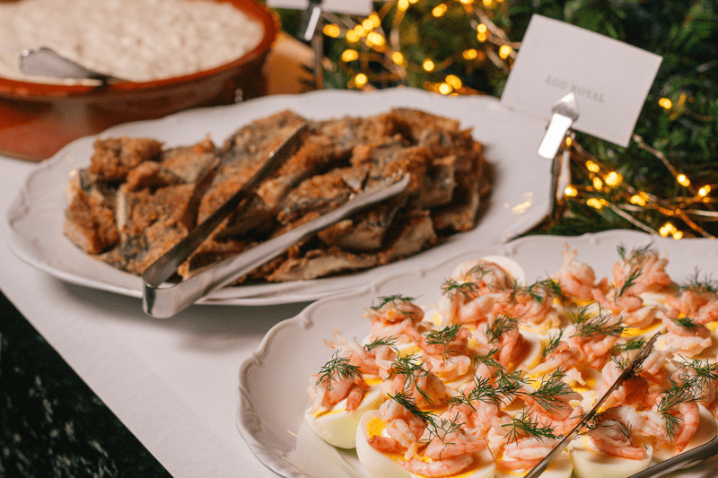 Serveringspersonal till Pluras Julbord på Stortorgskällaren image