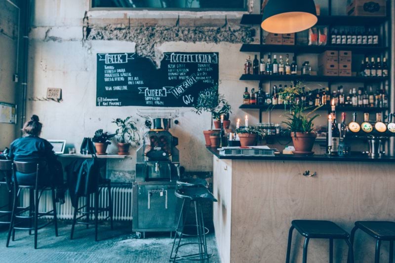 Medarbetare till espressobar image