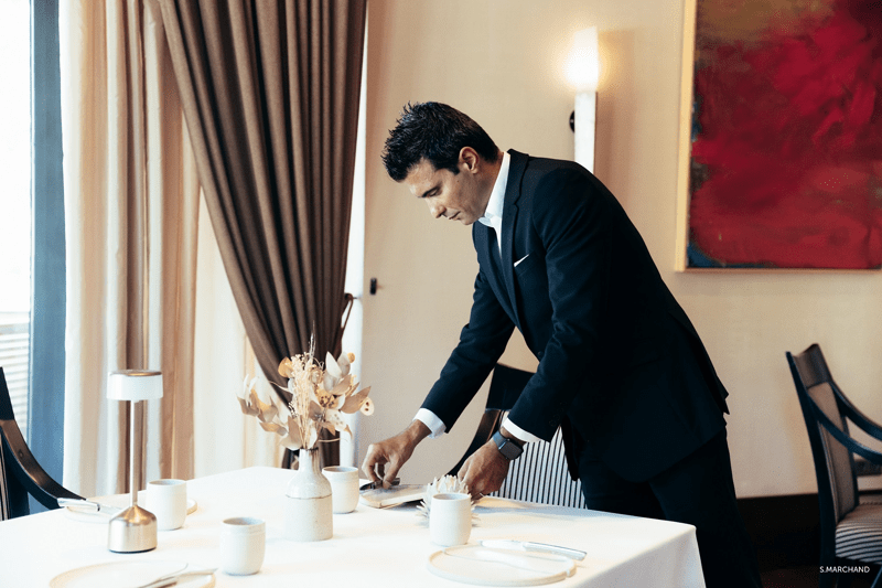 Commis de Rang H/F image