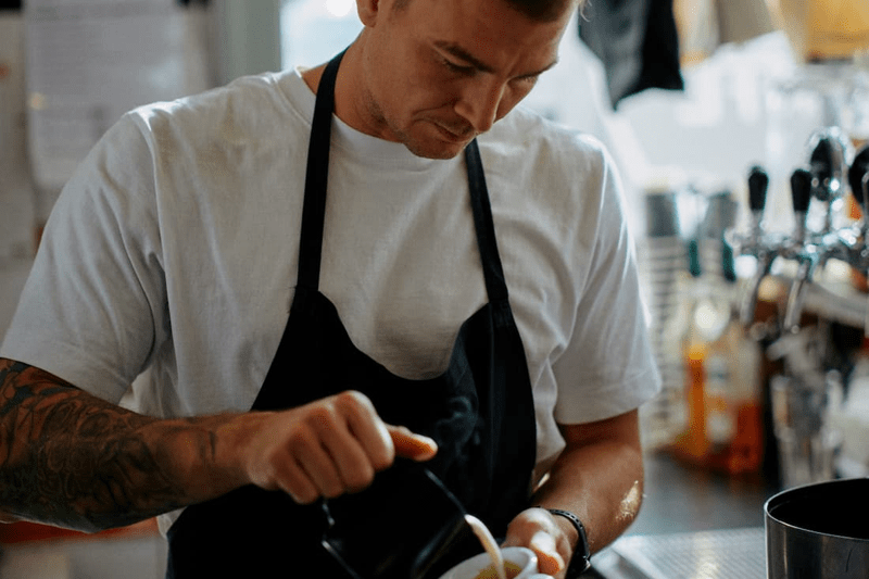 Tjener og barista image